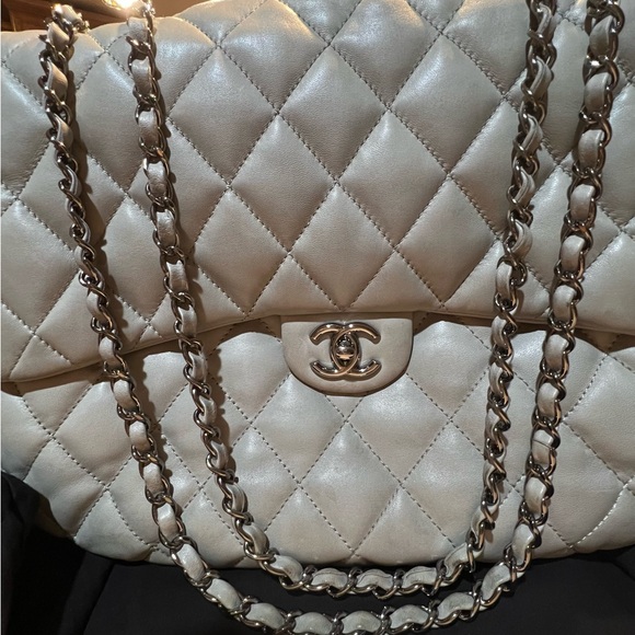 CHANEL Handbags - Chanel MAXI Jumbo Grey Silver Quilted Lambskin Leather Flap Bag Purse Paris Box
